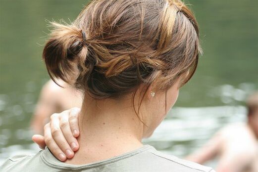 Bolečine v vratu pri osteohondrozi materničnega vratu